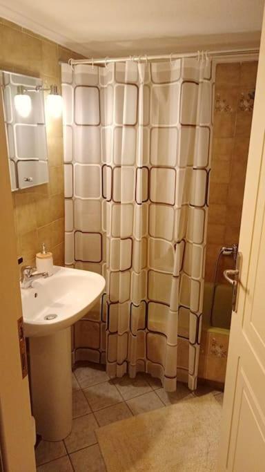 Central Artistic 2-Bedroom Apartment 79Sqm Tripoli Buitenkant foto